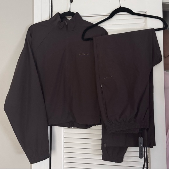 Nike Skims Woven Nylon Half Zip Jacket & Oversized Track Pant Set - Phoenix - Picture 2 of 7